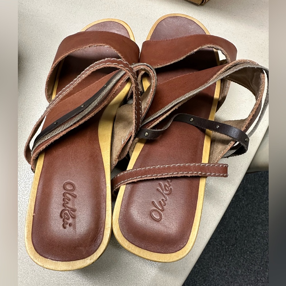 Olukai size 9 leather women’s sandals, size 9 / 39 euro.  Leather straps